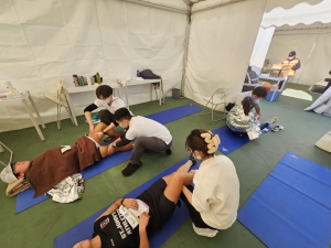 A team of 10 Saint Francis University (SFU) Physiotherapy students and teachers worked closely with the Auxiliary Medical Service (AMS) to provide professional treatment and emergency care to nearly 150 Standard Chartered Hong Kong Marathon 2025 participa